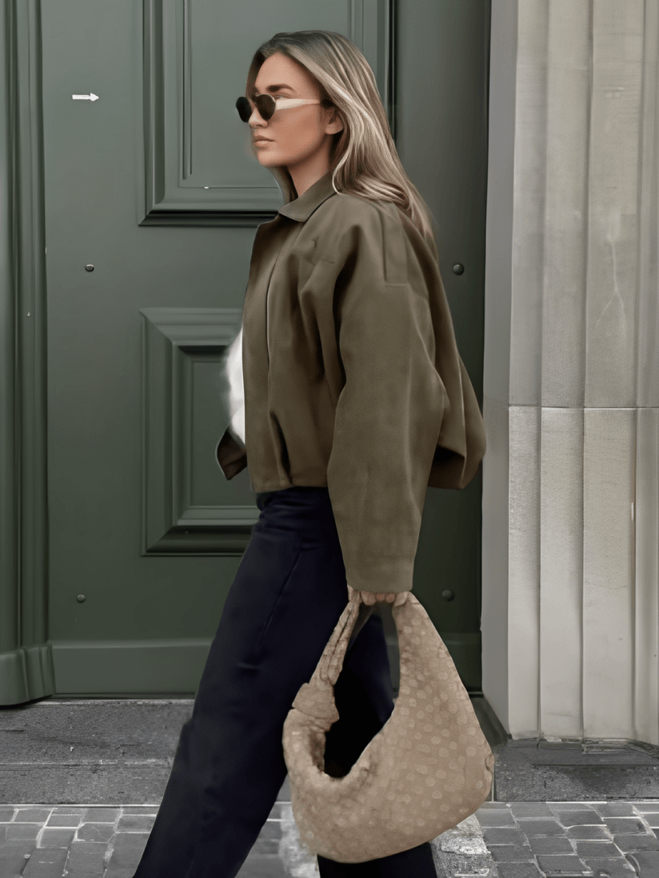 Jaqueta Bomber Oversized em Camurça com Recortes – Ione