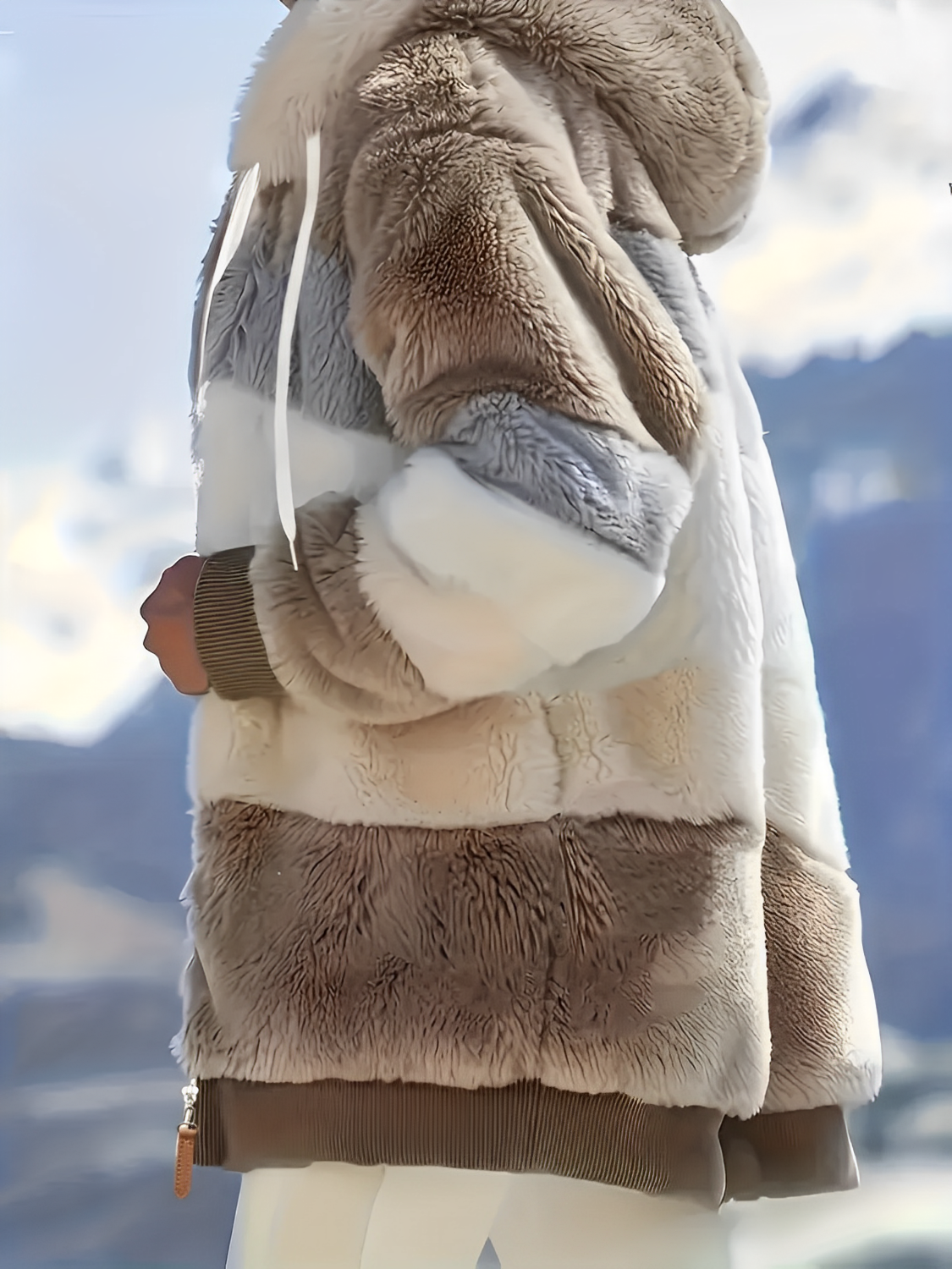 Casaco Peluciado com Capuz Bolsos e Zíper Frontal  – Adara