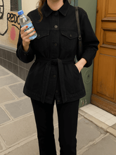 Casaco Jeans Alongado com Cinto Faixa e Botões – Ariana