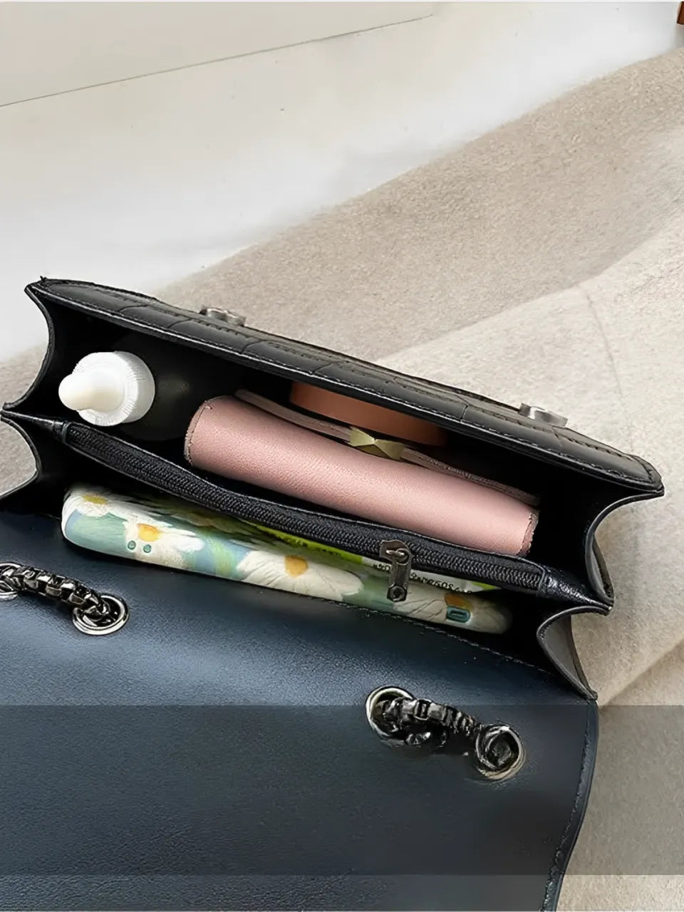 Bolsa Transversal em Couro PU com Correntes e Fecho Magnético - Anne