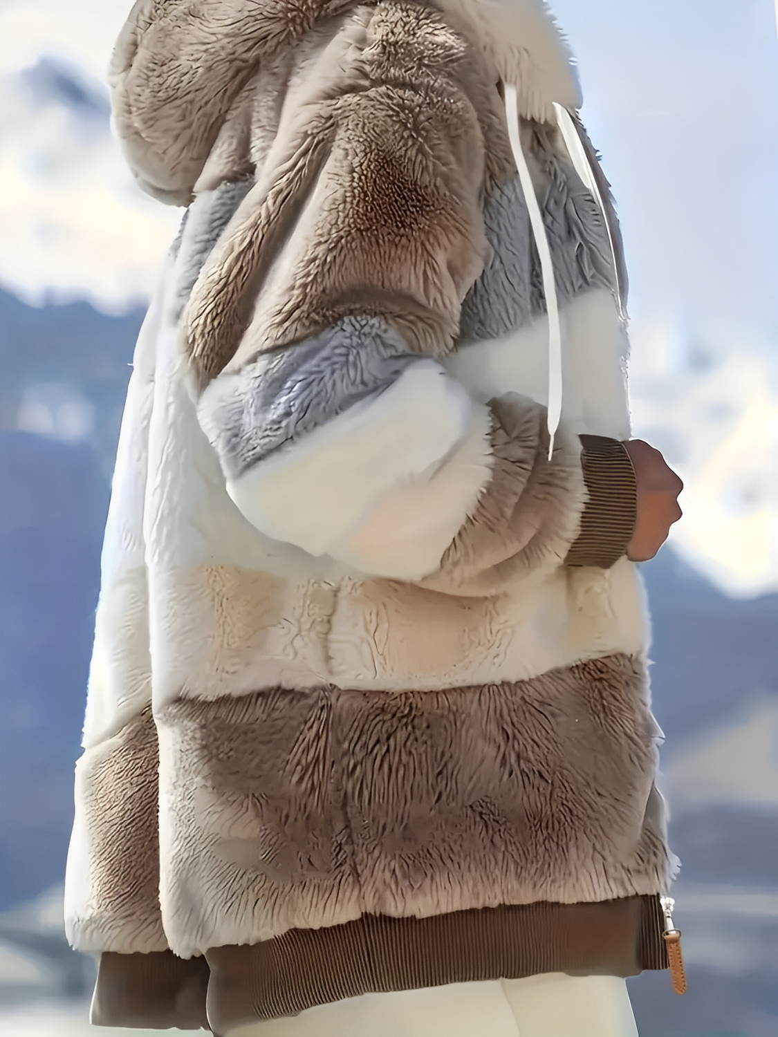 Casaco Peluciado com Capuz Bolsos e Zíper Frontal  – Adara