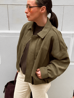 Jaqueta Bomber Oversized em Camurça com Recortes – Ione