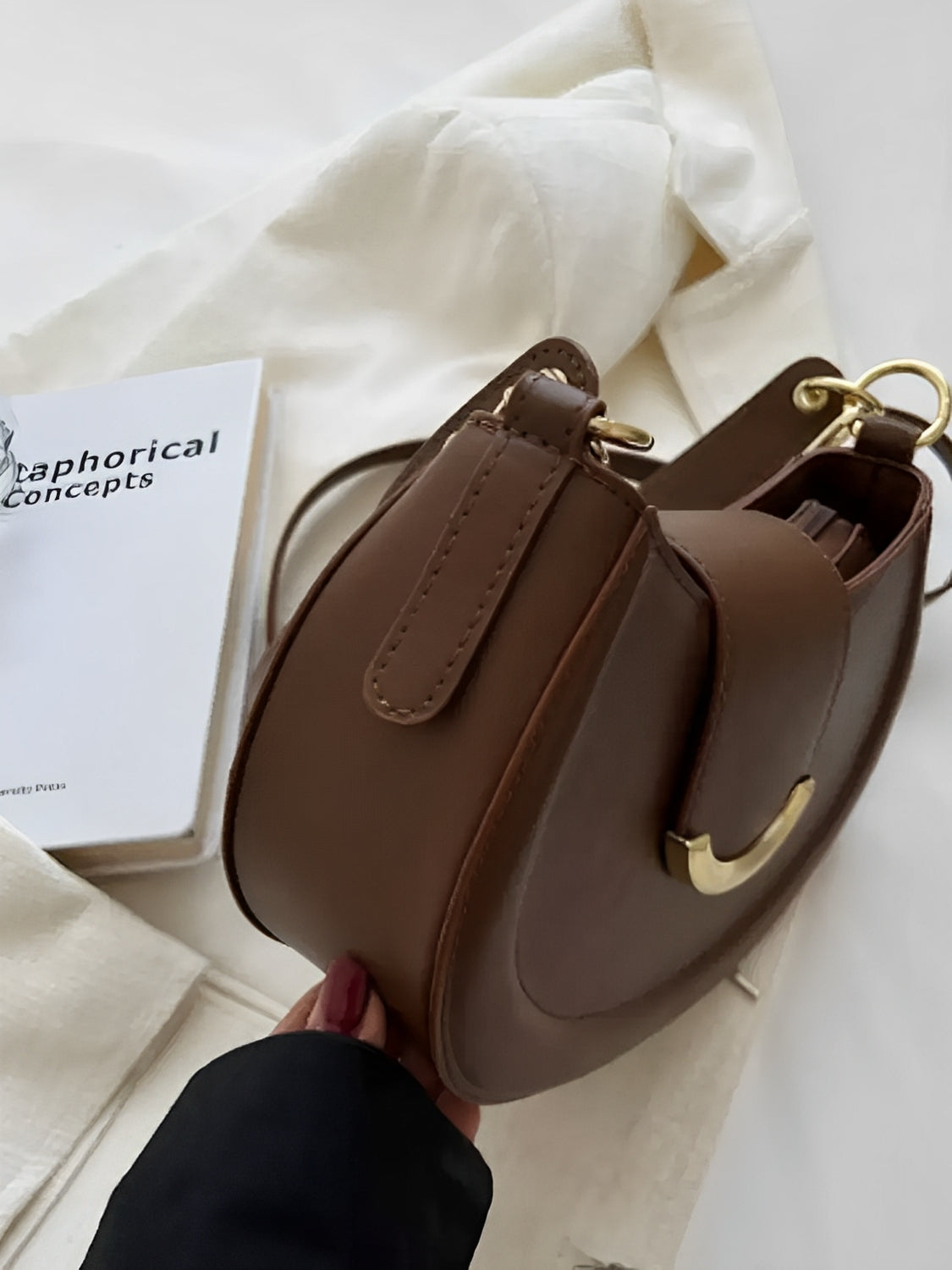 Bolsa Feminina De Ombro Meia Lua em Couro PU com Alça Ajustável - Patricia