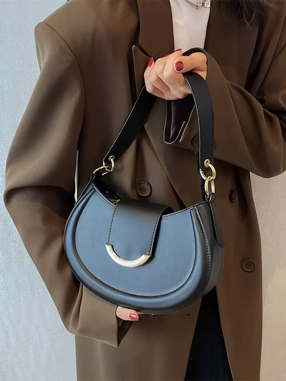 Bolsa Feminina De Ombro Meia Lua em Couro PU com Alça Ajustável - Patricia