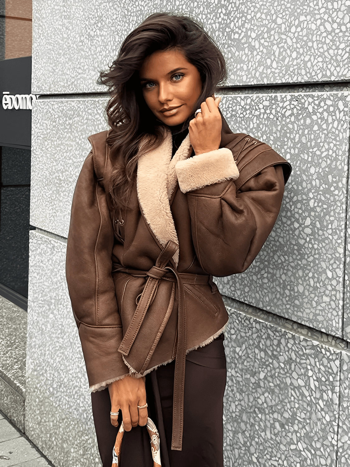 Casaco em Couro PU com Forro Peluciado e Cinto Faixa – Maresa