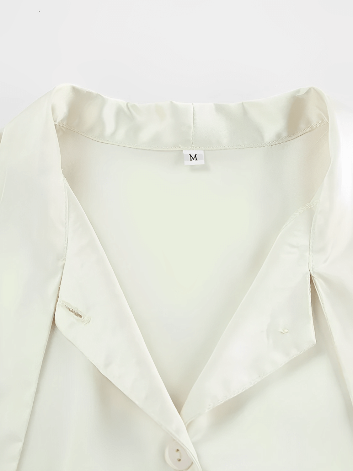 Camisa Feminina Acetinada com Gola Laço e Manga Longa Flare – Betania