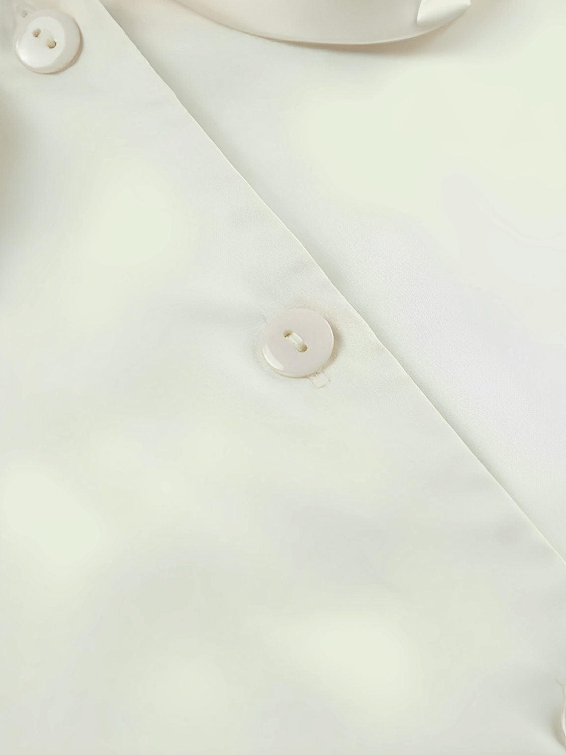 Camisa Feminina Acetinada com Gola Laço e Manga Longa Flare – Betania