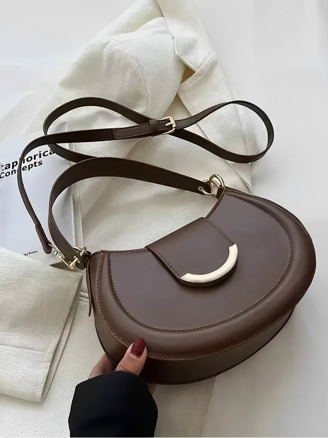 Bolsa Feminina De Ombro Meia Lua em Couro PU com Alça Ajustável - Patricia