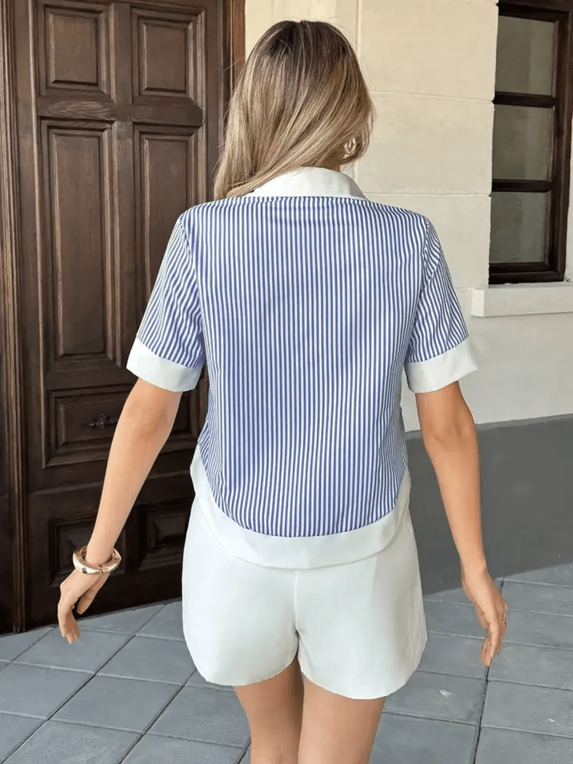 Camisa com Listras Verticais e Detalhes Contrastantes em Branco – Carole