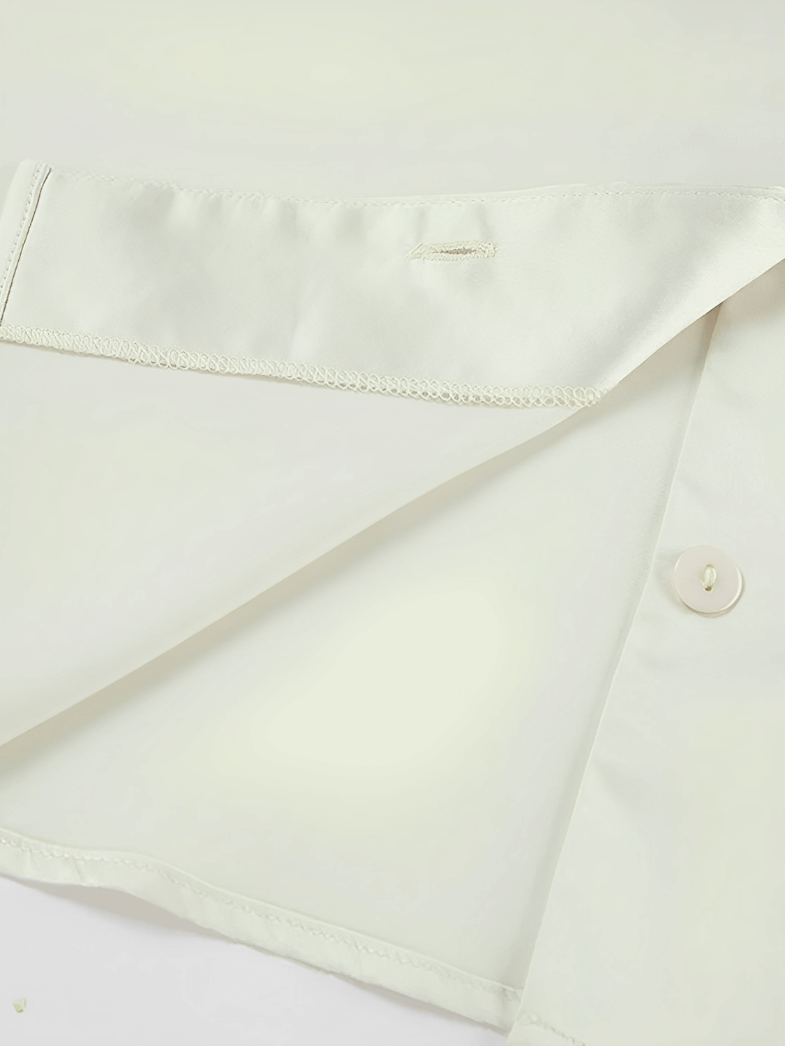 Camisa Feminina Acetinada com Gola Laço e Manga Longa Flare – Betania