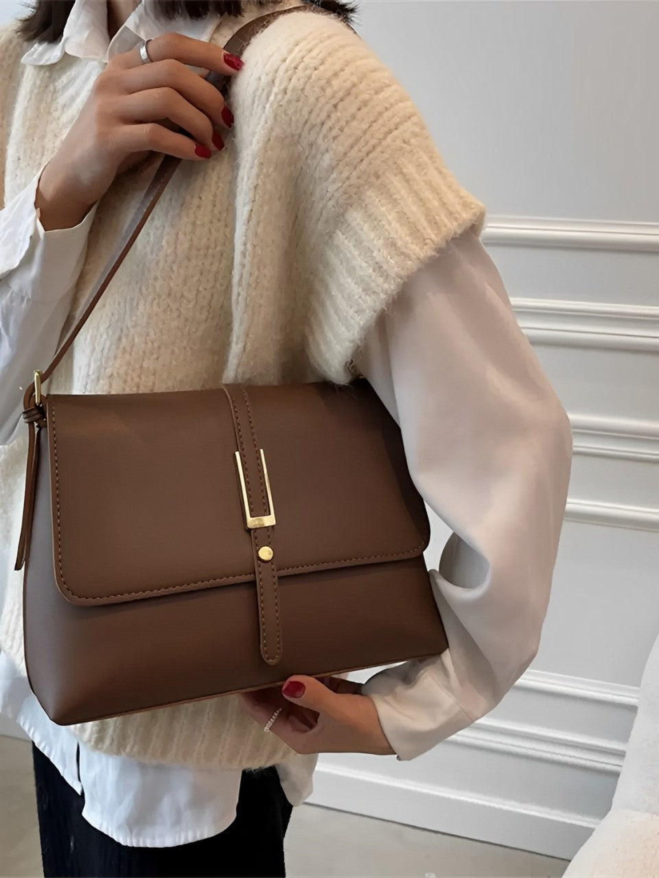 Bolsa Feminina Grande de Ombro com Detalhes Dourados Elegantes - Mary