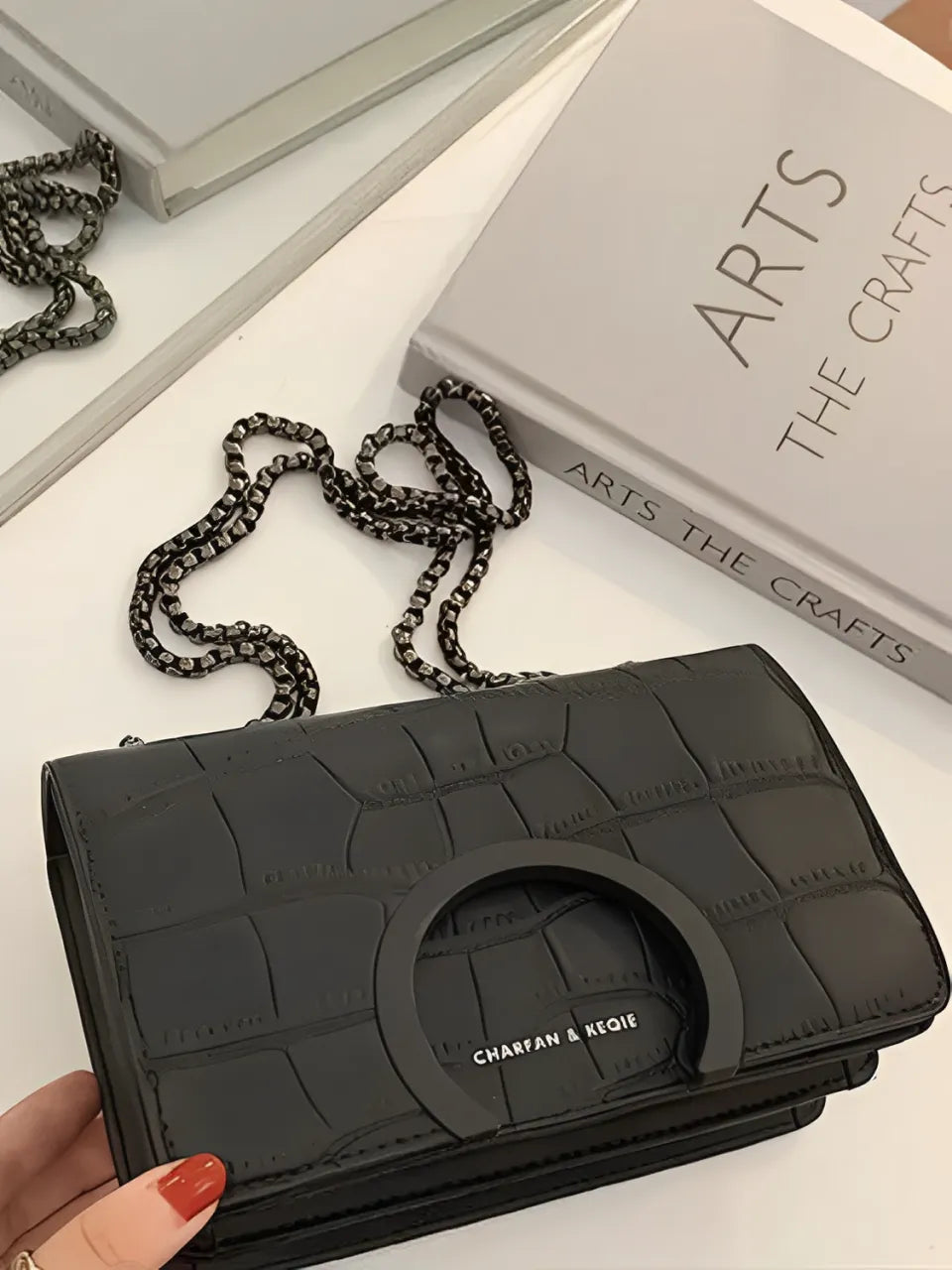 Bolsa Transversal em Couro PU com Correntes e Fecho Magnético - Anne