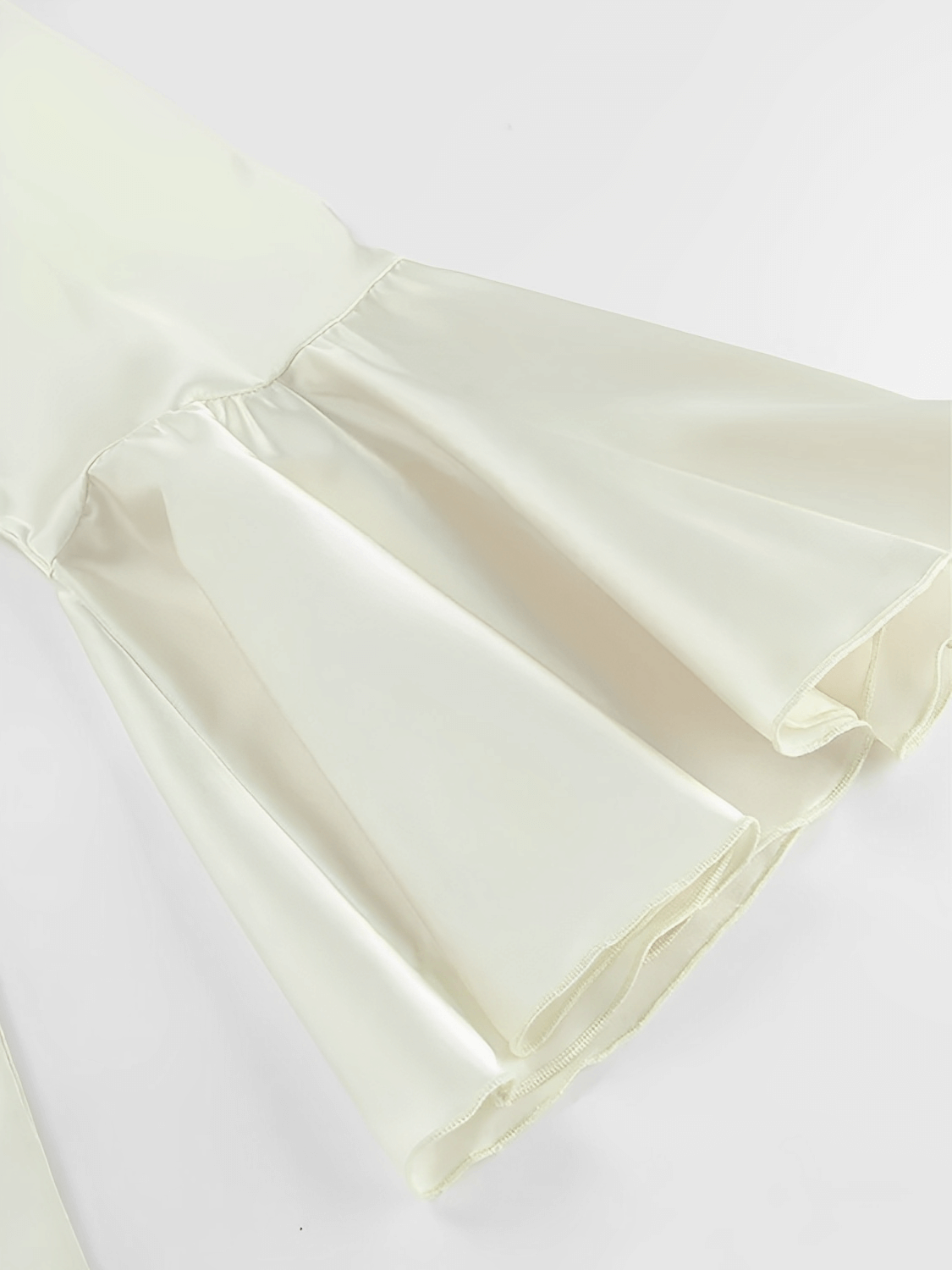 Camisa Feminina Acetinada com Gola Laço e Manga Longa Flare – Betania