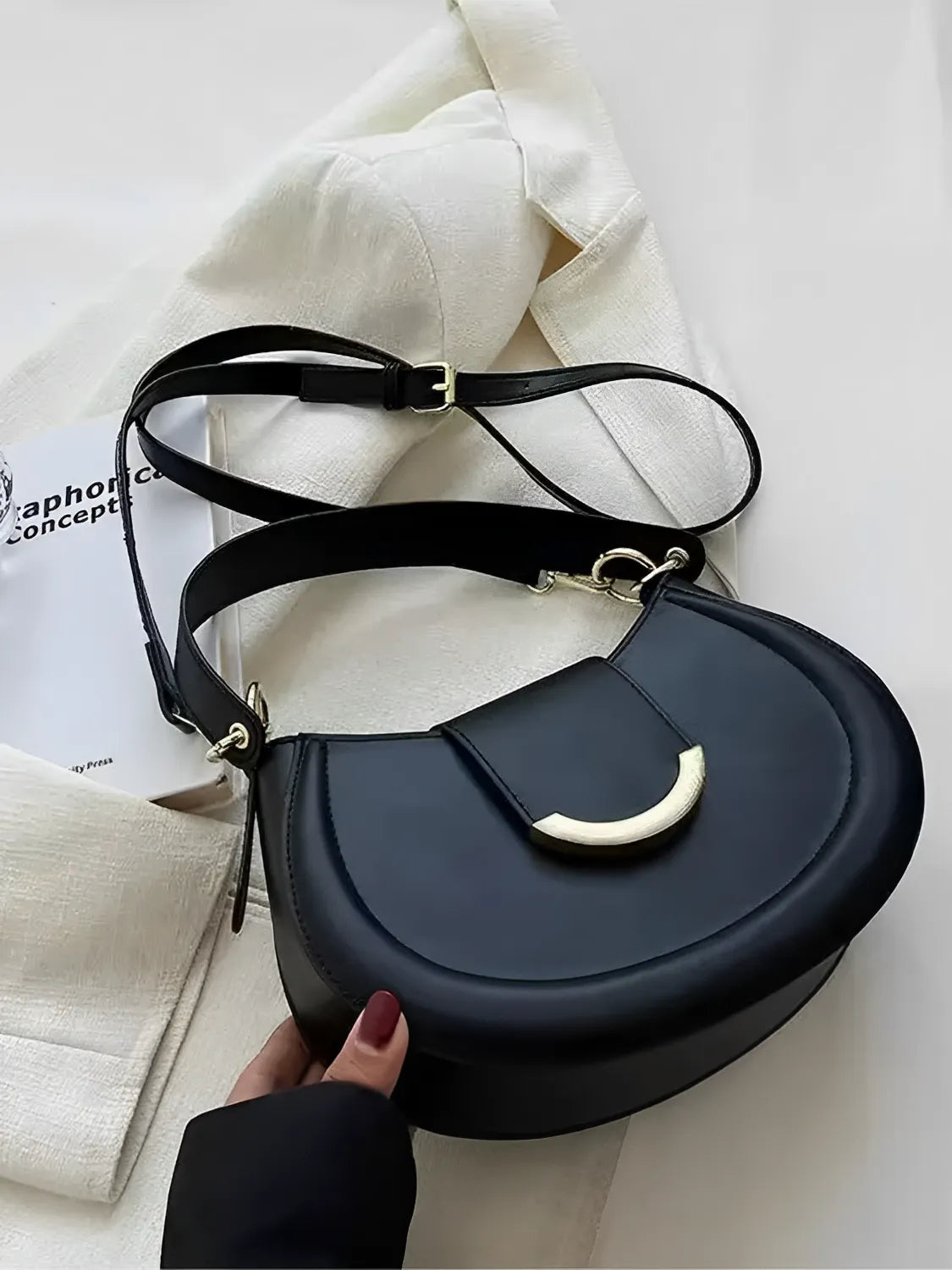 Bolsa Feminina De Ombro Meia Lua em Couro PU com Alça Ajustável - Patricia