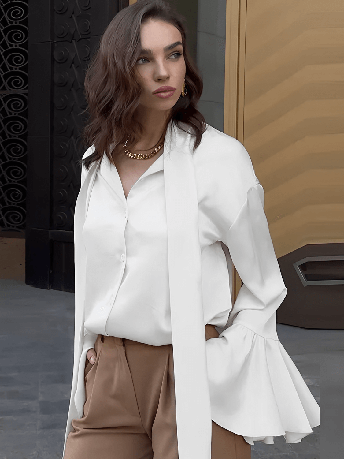 Camisa Feminina Acetinada com Gola Laço e Manga Longa Flare – Betania