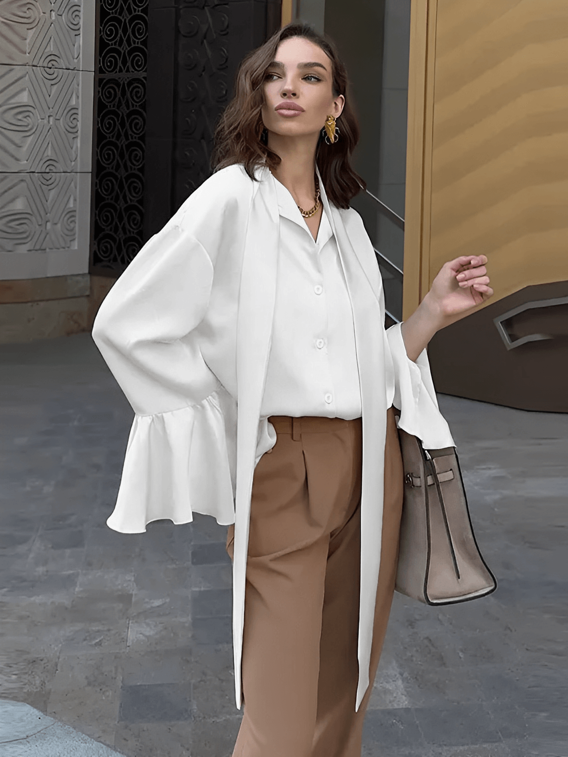 Camisa Feminina Acetinada com Gola Laço e Manga Longa Flare – Betania