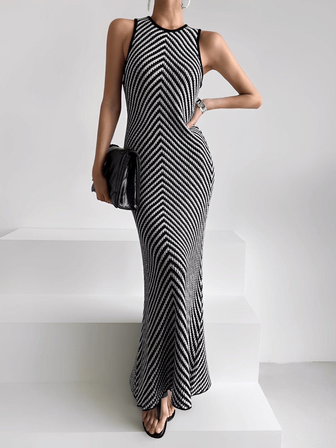 Vestido Midi em Tricô Leve com Listras Zigue-Zague Preto e Branco – Doralice