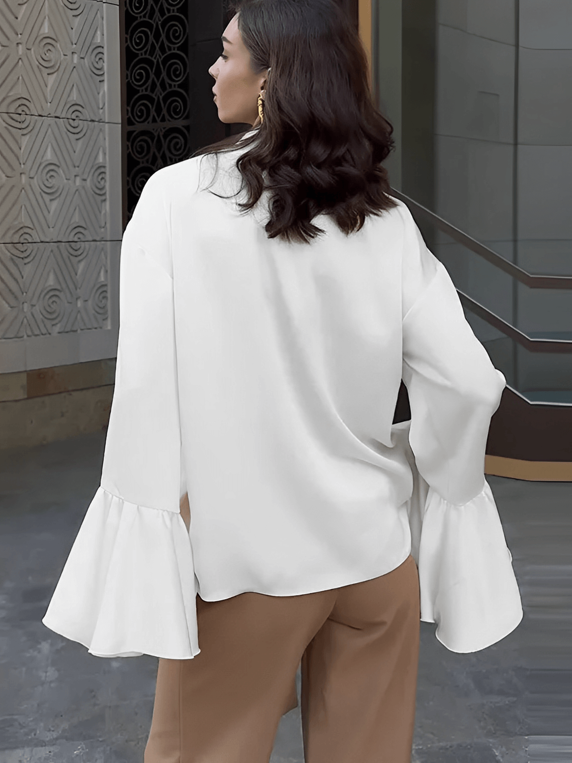 Camisa Feminina Acetinada com Gola Laço e Manga Longa Flare – Betania