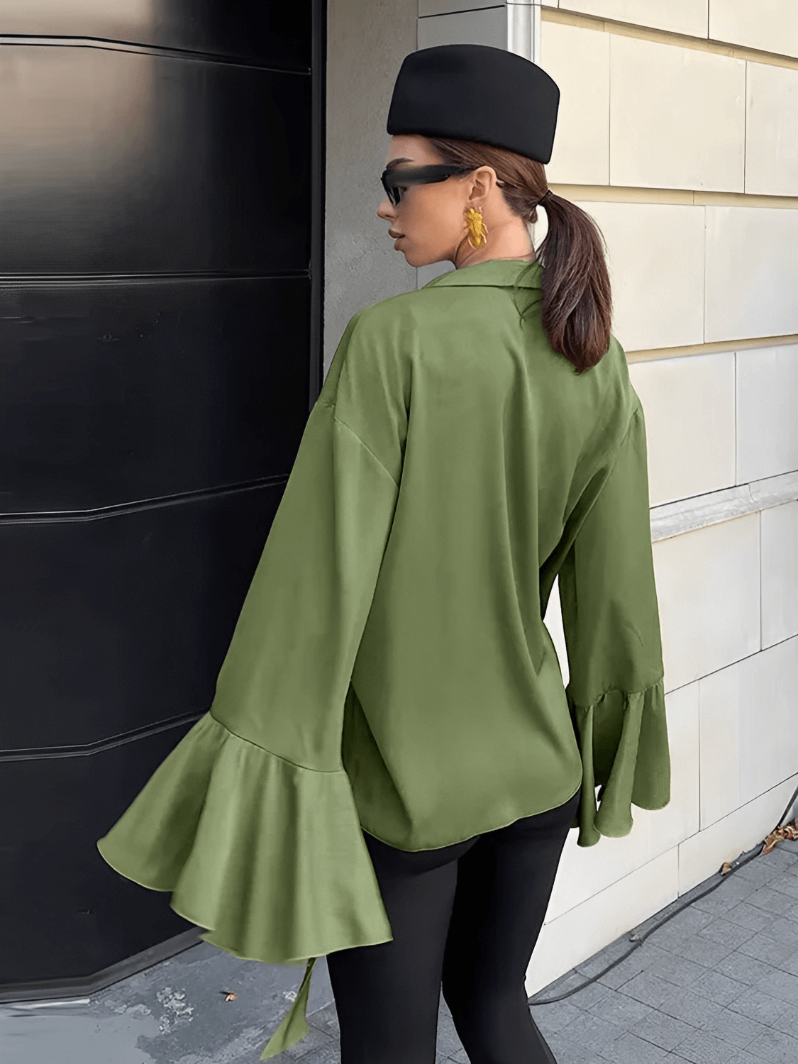 Camisa Feminina Acetinada com Gola Laço e Manga Longa Flare – Betania