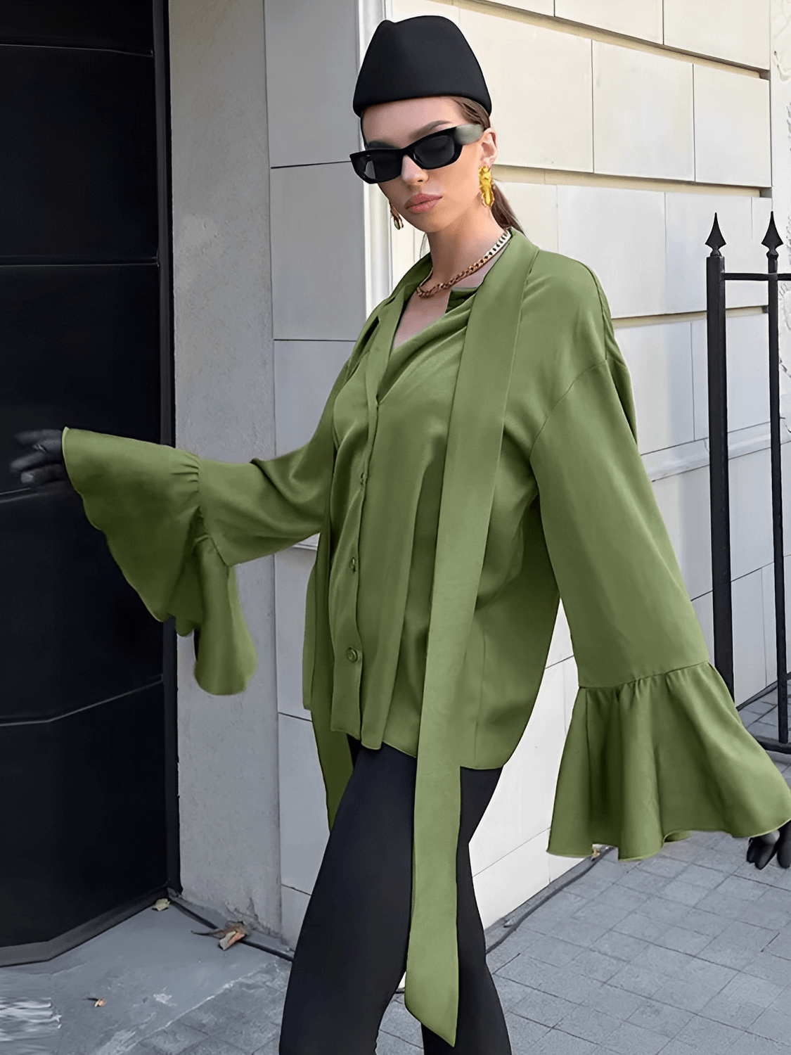 Camisa Feminina Acetinada com Gola Laço e Manga Longa Flare – Betania