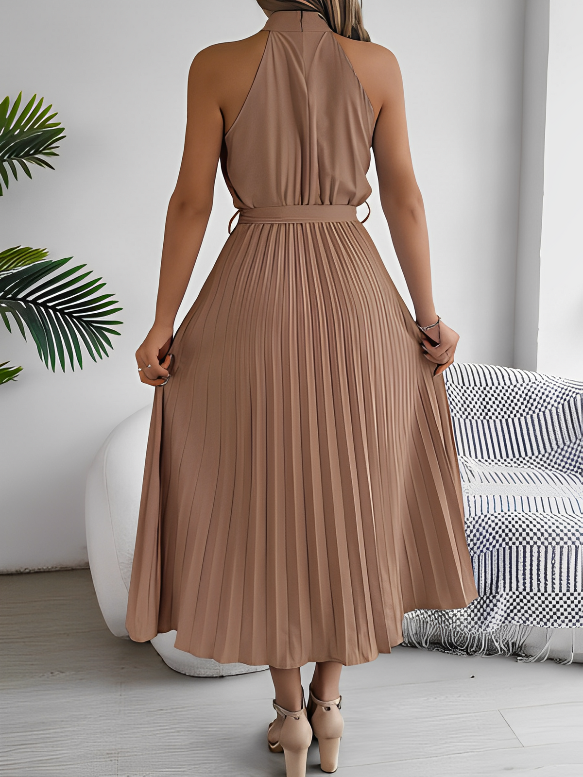 Vestido Midi Plissado com Decote Halter e Faixa Ajustável na Cintura – Dora