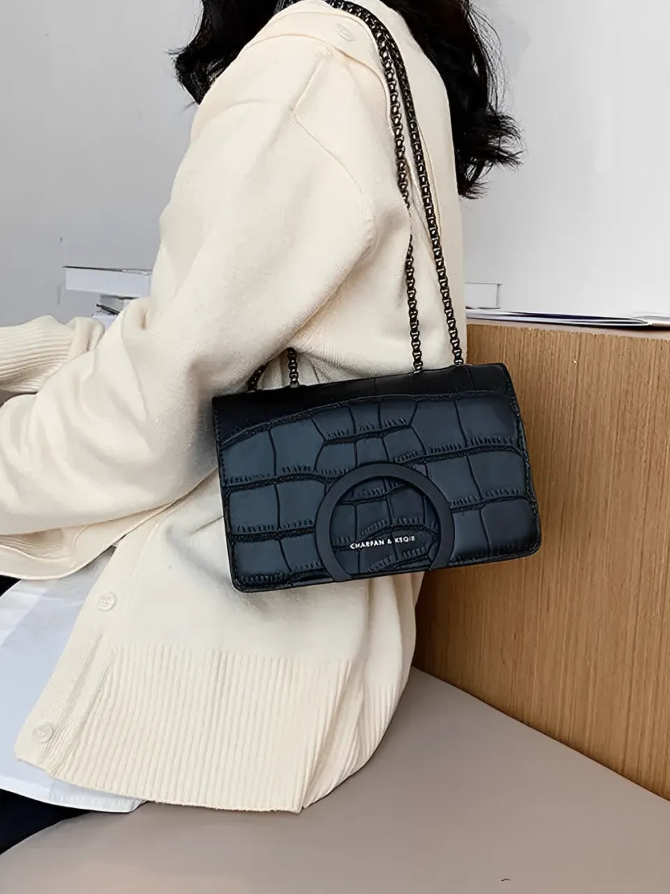 Bolsa Transversal em Couro PU com Correntes e Fecho Magnético - Anne