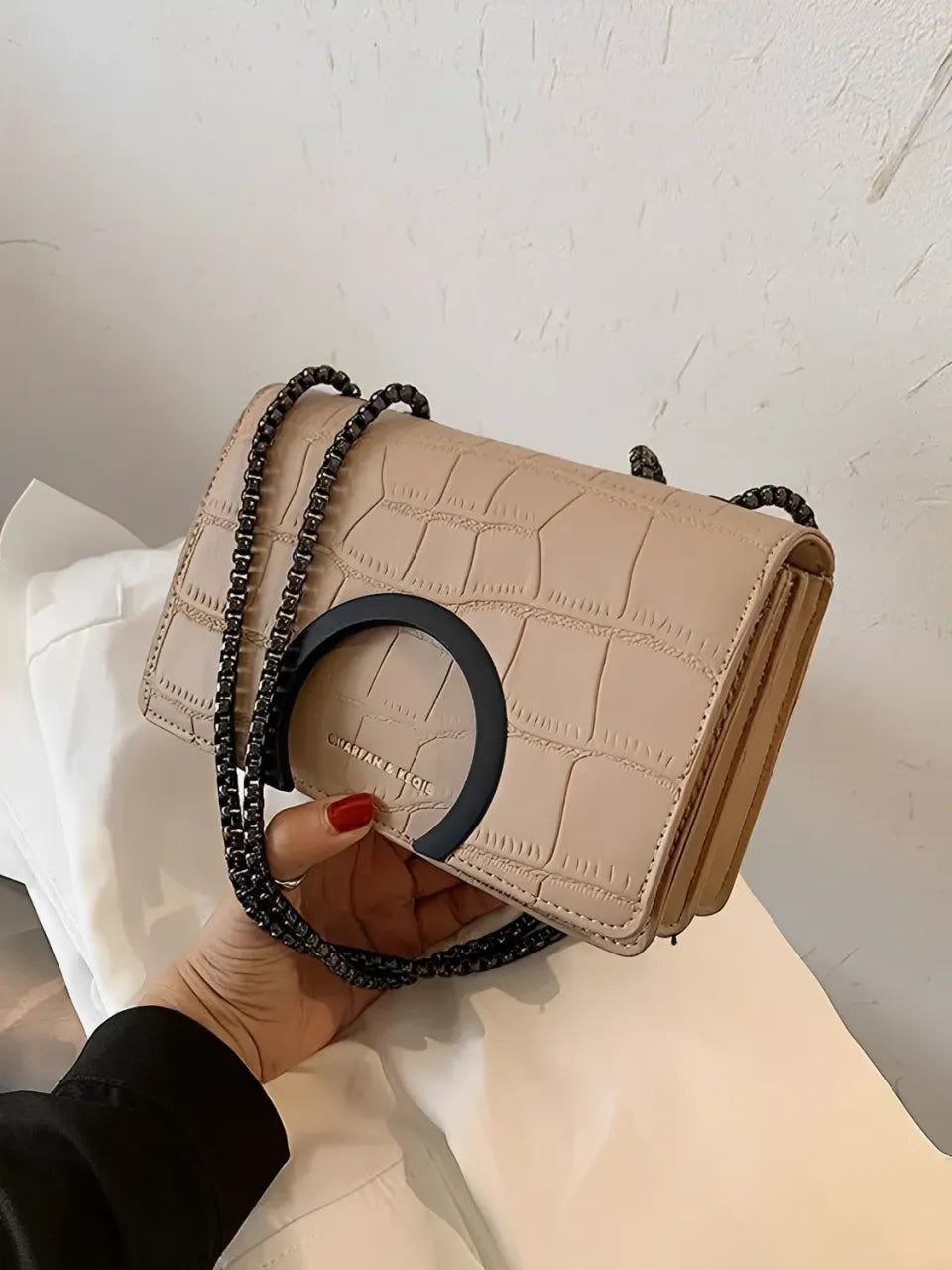 Bolsa Transversal em Couro PU com Correntes e Fecho Magnético - Anne