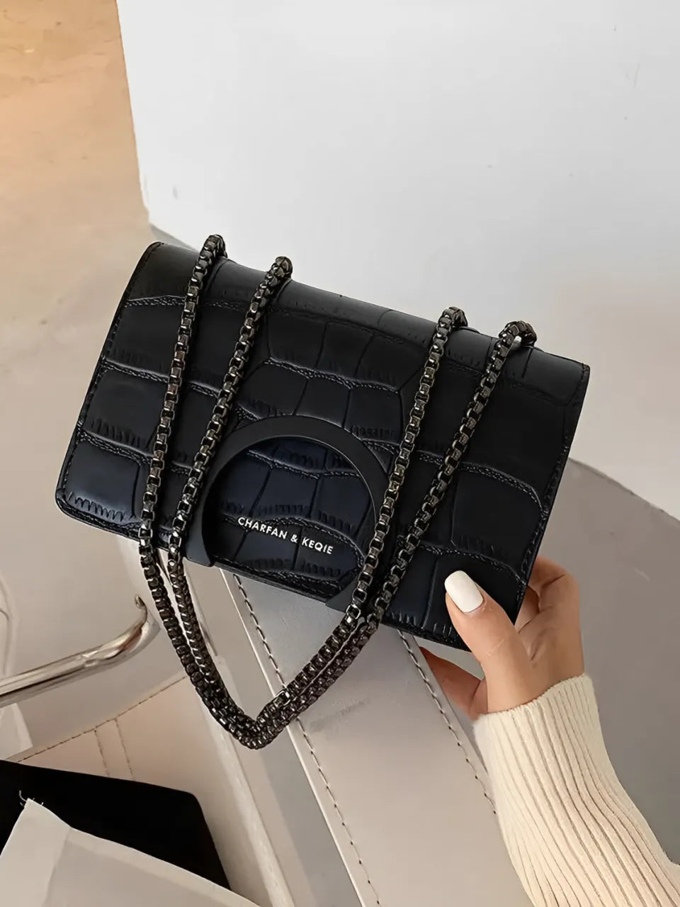 Bolsa Transversal em Couro PU com Correntes e Fecho Magnético - Anne