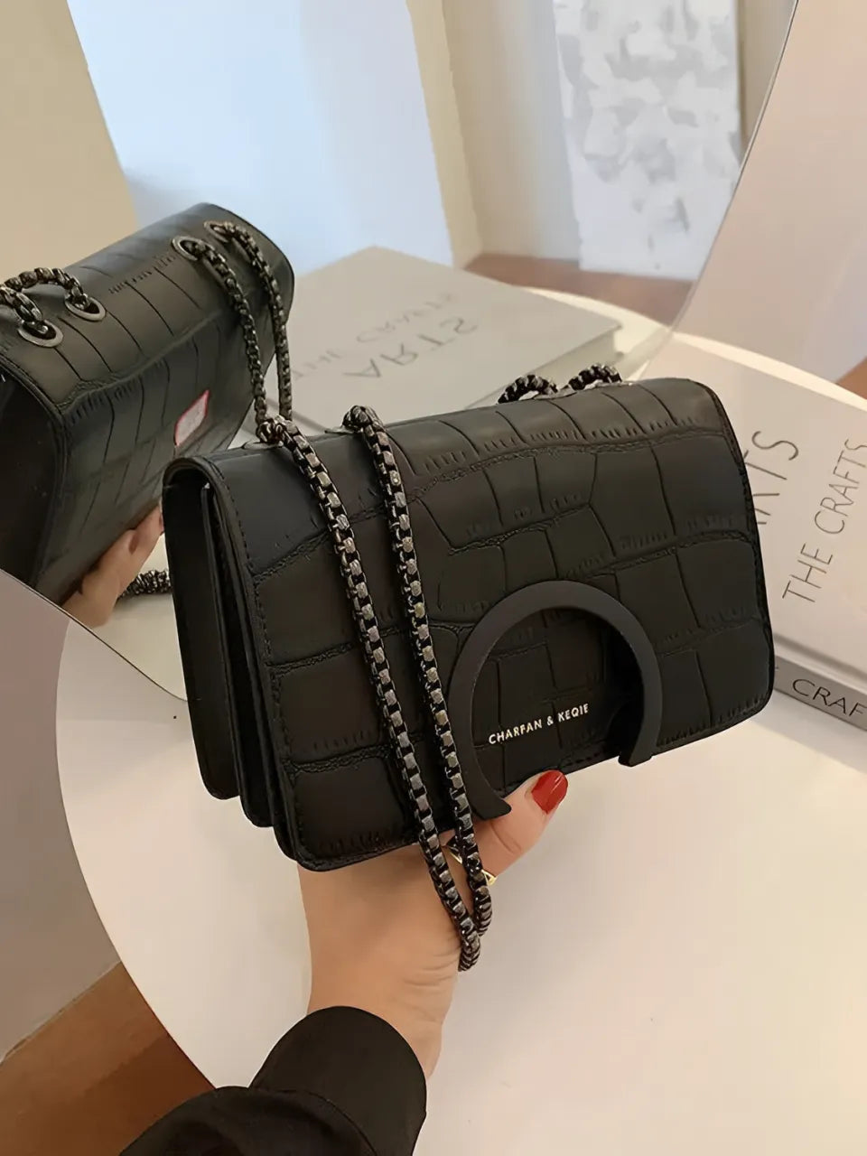 Bolsa Transversal em Couro PU com Correntes e Fecho Magnético - Anne