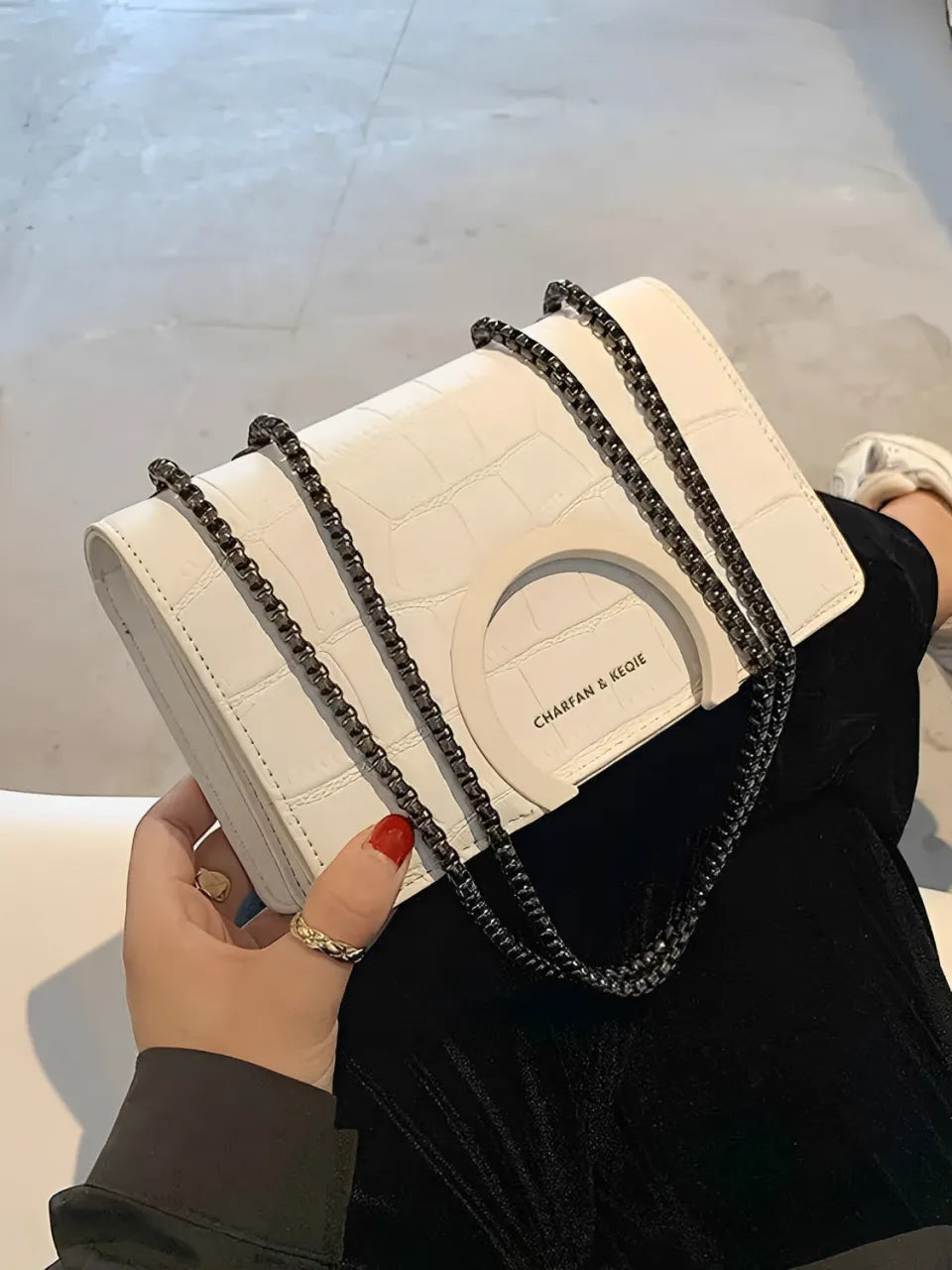 Bolsa Transversal em Couro PU com Correntes e Fecho Magnético - Anne