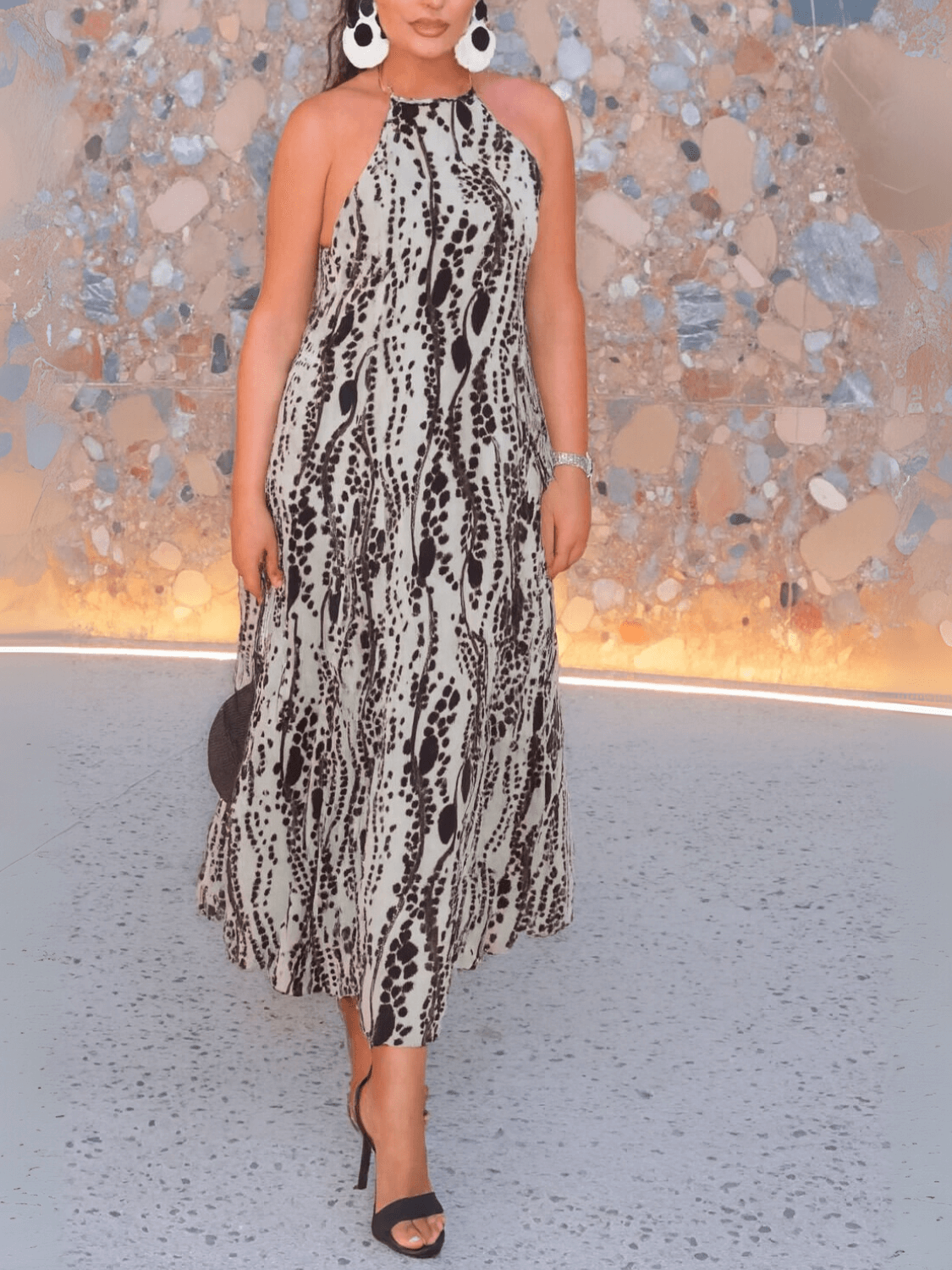 Vestido Midi Halter em Chiffon Animal Print com Costas Vazadas – Lana