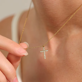 Colar com Pingente Cruz com Zircônia