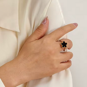 Anel Trevo Preto Ajustável Banhado a Ouro 18K