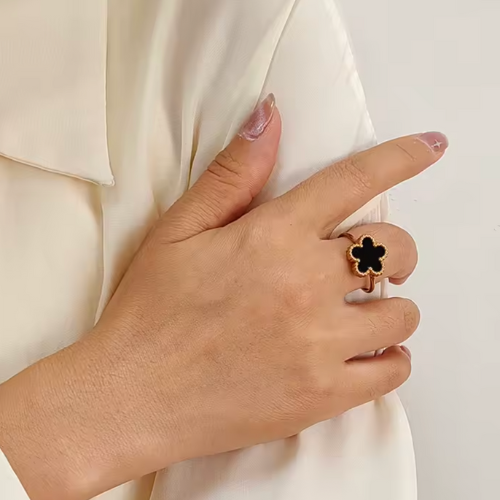 Anel Trevo Preto Ajustável Banhado a Ouro 18K