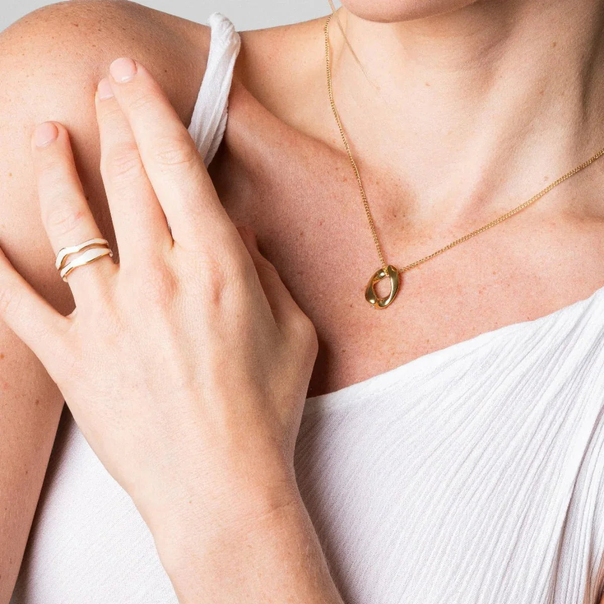 Anel Abstrato Madrepérola Ajustável Banho em Ouro 18k